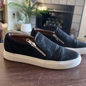 REPORT. ALEXA.
BLACK. SIZE 6. SLIGHTLY WORN.